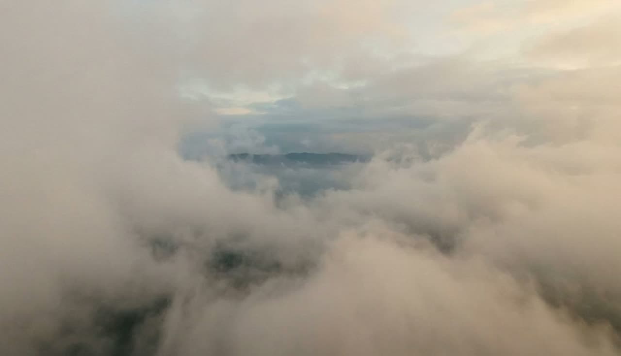Nubes abriéndose sobre la sierra al amanecer